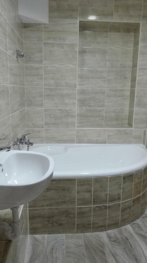 Baross Apartman คาโปชวาร์ ภายนอก รูปภาพ